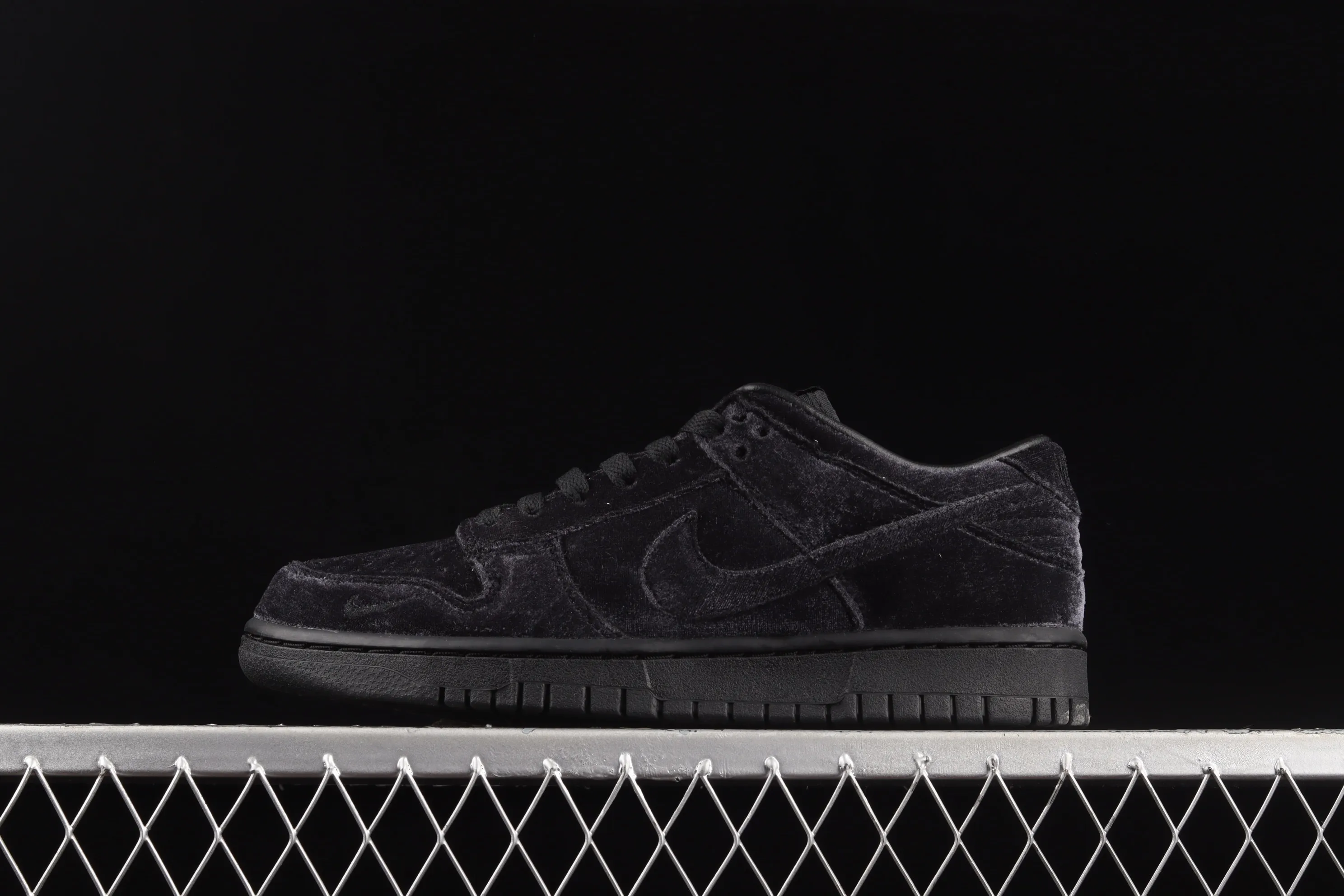 All categories Nk SB Dunk Series Nk SB Dunk Low Low-top skate shoes Pure original version Dover Street Market x Nk Dunk Low "Triple Black" Black Valentine's Day SB Dunk Series low-top skate shoes DH2686-002